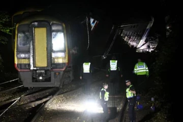 லண்டனில் பயங்கர ரயில் விபத்து: 17 பேருக்கு நேர்ந்த விபரீதம்