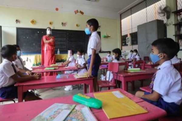 இலங்கையில் ஆசிரியைகள் இடையே இடம்பெற்ற பாரிய மாற்றம்! (புகைப்படம்) | Sri Lanka Teachers Wearing Comfortable Clothes