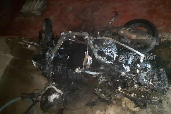 மானிப்பாயில் வீட்டில் நிறுத்தி வைக்கப்பட்டிருந்த மோட்டார் சைக்கிளுக்கு தீ வைப்பு (Video) | Motorcycle Manipai Firing