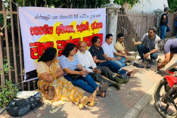 சுகாதார அமைச்சருக்கு எதிராக கொழும்பில் களமிறங்கிய சிவில் செயற்பாட்டாளர்கள் (Video)