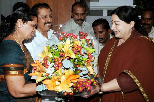 காதல் திருமணம் செய்த சூர்யா..நீயாவது உங்க ஜாதில பாருன்னு சொன்ன ஜெயலலிதா!! சிவகுமார் ஓபன்.. | Sivakumar On Jayalalithaa S Advice To Karthi