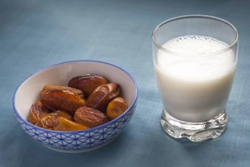 பேரீச்சம்பழத்தை பாலில் ஊற வைத்து குடித்தால் கிடைக்கும் நன்மைகள் எனென்ன தெரியுமா?