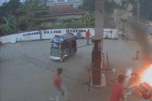 எரிபொருள் நிலையத்தில் திடீரேன தீப்பற்றி எரிந்த மோட்டார் சைக்கிள்! | Motorcycle Suddenly Caught Fire At A Fuel Station