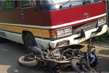 බස් රථයක් හා මුහුණට මුහුණ ගැටී පාසල් සිසුවාට සිදු වූ බිහිසුණු අනතුර..