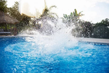 நீச்சல் தடாகத்தில் மூழ்கி தம்பி உயிரிழப்பு அண்ணன் ஆபத்தான நிலையில்