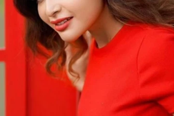 வாகனத்தில் மோதியதற்கு மன்னிப்பு கேட்ட மாணவி; நடுரோட்டில் முத்தம் கொடுத்த நபர்