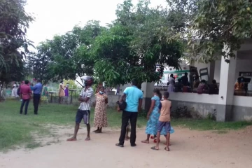 பாடசாலை ஒன்றில் வழங்கப்பட்ட உணவை உட்கொண்ட மாணவர்கள் மயக்கமுற்ற நிலையில் வைத்தியசாலையில் அனுமதி(Photos)