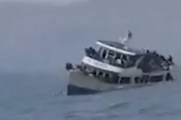 பயணிகள் படகு கவிழ்ந்து விபத்து... வெளியான அதிர்ச்சி காணொளி