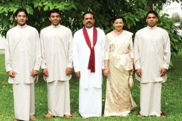 நாடு தப்பிக்க கடற்படை தளத்தில் மறைந்திருக்கும் ராஜபக்சே குடும்பம் - மக்கள் சுற்றிவளைத்து முற்றுகை!