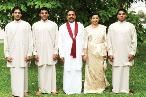 நாடு தப்பிக்க கடற்படை தளத்தில் மறைந்திருக்கும் ராஜபக்சே குடும்பம் - மக்கள் சுற்றிவளைத்து முற்றுகை! - தமிழ்நாடு