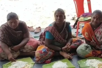 மீண்டும் நரிக்குறவர்களை தரையில் அமர வைத்து உணவு  - கோவில்  அலுவலர் பணியிடை நீக்கம்