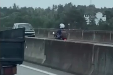 පොලිස් අන නොතකා අධි වේගි මාර්ගයේ බයික් එකේ ගිය භයානක ගමන.. වීඩියෝ සහිතයි.. (VIDEO)