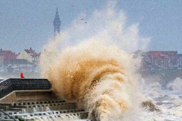 பிரித்தானியாவை தாக்கிய பயங்கரமான புயல்! விடுக்கப்பட்டுள்ள சிவப்பு எச்சரிக்கை!