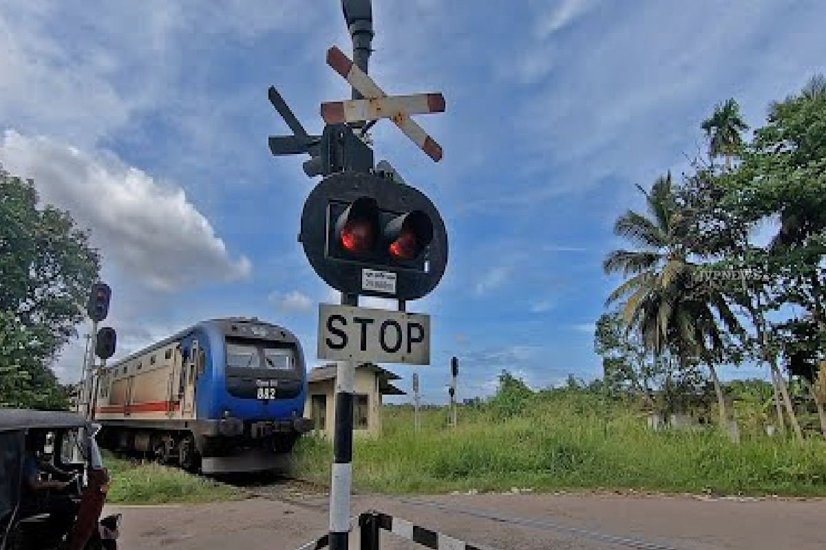 யாழில் ரயிலுடன் மோட்டார் சைக்கிளில் மோதி விபத்து; தந்தை பலி மகள் படுகாயம் | Accident Involving Motorcycle And Train In Jaffna