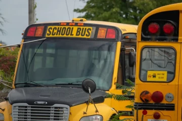 பேருந்திலிருந்து இறங்கும்போது கதவில் சிக்கிய சிறுவன்: கனடாவில் ஒரு பரபரப்பு சம்பவம்