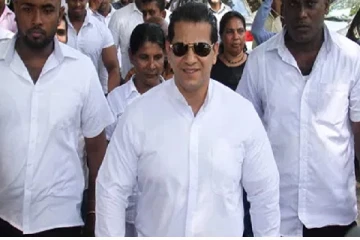 சிங்கப்பூர் பறந்தார் துமிந்த சில்வா
