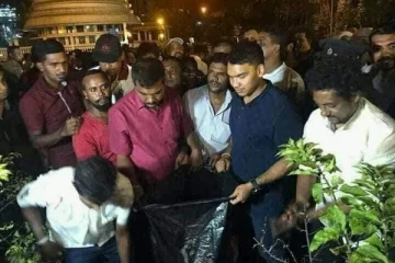 கொழும்பில் குப்பையில் சிக்கிய நாமல் - கடும் கோபத்தில் சிங்கள மக்கள்