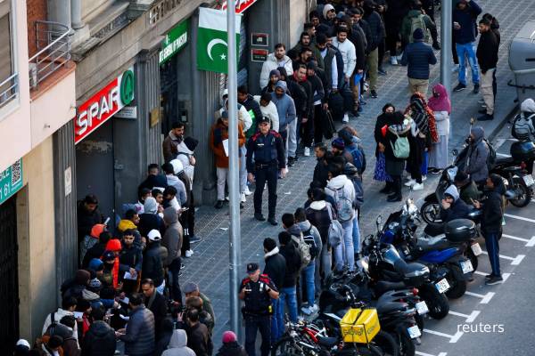 அரை மில்லியன் புலம்பெயர்ந்தோருக்கு குடியுரிமை வழங்க முடிவு செய்த ஐரோப்பிய நாடு | Spain Offers Legal Status To 500000