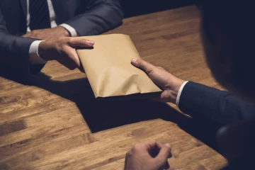 கரைச்சி பிரதேச சபை உத்தியோகத்தர்கள் இருவர் கொழும்பில் இருந்துவந்த அதிகாரிகளால் கைது!