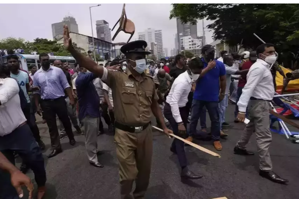 கொழும்பில் பதற்றம்: காவல்துறையினருக்கும் பொதுமக்களுக்குமிடையில் மோதல்: 6 காவல்துறையினர் காயம் - ஐபிசி தமிழ்