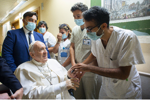 போப் பிரான்சிஸ் மருத்துவமனையில் அனுமதி | Pope Francis Admit Hospital Surgery