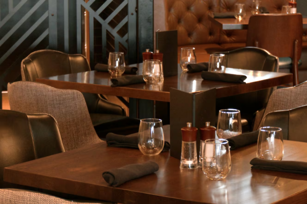 உணவகங்களுக்கு செல்வதனை தவிர்க்கும் கனேடியர்கள் | Canadians Dining Out Less Due To Affordability