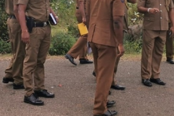 கைத்துப்பாக்கி வெடித்து பொலிஸ் கான்ஸ்டபிள் வைத்தியசாலையில் அனுமதி | Batticalo Gun Shooting