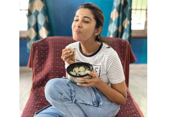 ஒரு துளிக் கூட மேக்கப் இல்லாமல் இருக்கும் பிரியா பவானி ஷங்கர்.... வாவ் அம்புட்டு அழகு! கண் வைக்கும் ரசிகர்கள் | Priya Bhavani Shankar Vinayagar Chathurthi