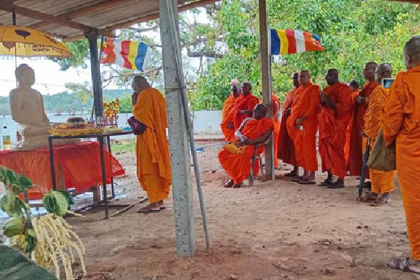 திருகோணமலை வைத்திசாலையில் சங்கிலியால் கட்டப்பட்டிருக்கும் பிக்குகள்:சர்ச்சையை கிளப்பும் சிவில் அமைப்புகள் | Trincomalee Buddha Statue Issue