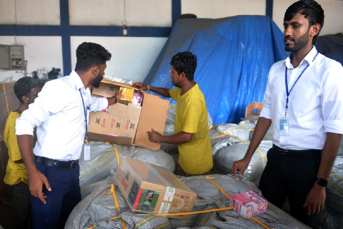 250 மில்லியன் மதிப்பிலான கடத்தல் பொருட்கள் சுங்கத் துறையினரால் பறிமுதல் | Colombo Customs Seize Rs 250M Smuggled Goods 250 மில்லியன் மதிப்பிலான கடத்தல் பொருட்கள் சுங்கத் துறையினரால் பறிமுதல் | Colombo Customs Seize Rs 250M Smuggled Goods