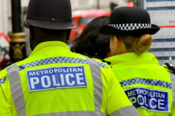 இங்கிலாந்தில் பொலிசாரை தாக்கிய சகோதரர்களுக்கு 7 ஆண்டு சிறை