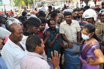 முல்லைத்தீவு எரிபொருள் நிலையத்தில் ஏற்பட்ட குழப்பநிலை (photos)