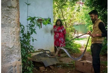 இதுக்கு ஒரு End இல்லயா.. படமெடுக்கும் பாம்புடன் ஃபோட்டோஷூட் எடுத்த ஜோடி!