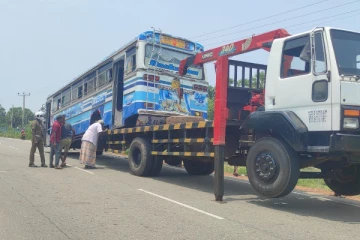 யாழிலிருந்து முல்லைத்தீவு நோக்கி பயணித்த பேருந்து விபத்து!  : சாரதி மற்றும் நடத்துனர் கைது (Photos)