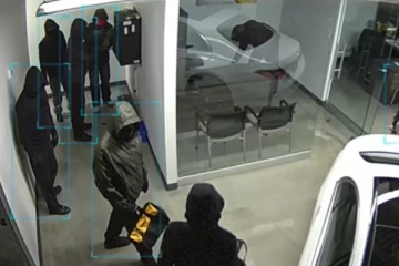 கனடாவில் கார் கொள்ளைச் சம்பவத்துடன் தொடர்புடைய இருவர் கைது