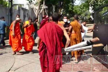 විරෝධතාවයේදි වසන්ත මුදලිගේ ඇතුළු පනස් හත් දෙනෙකුත් අත්අඩංගුවට