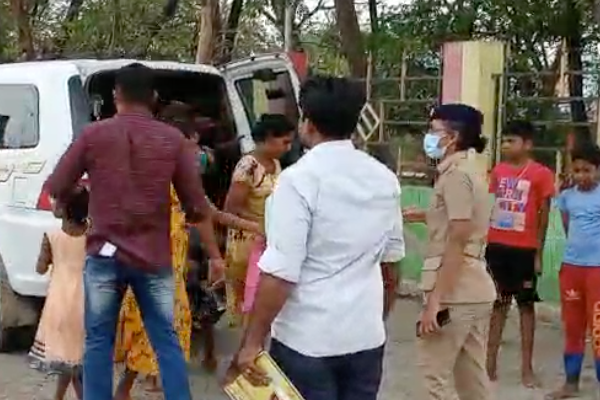 மண்டபம் முகாமிலிருந்து கைக்குழந்தையுடன் வெளியேற்றப்பட்ட குடும்பம் - நூற்றுக்கணக்கானோரின் எதிர்ப்பு போராட்டத்தால் பரபரப்பு! | India Tamil Nadu Sri Lanka Refugee Camp Protest
