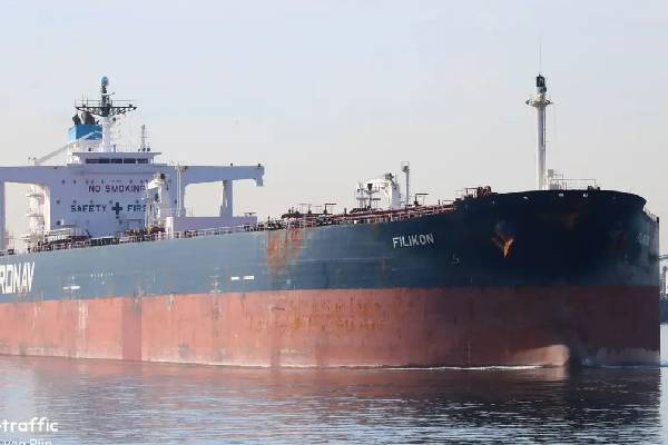 நெருப்பு கோளமான இரண்டு ரஷ்ய எண்ணெய் கப்பல்கள்: மீட்புப் பணிகள் தீவிரம் | Blasts Hit Russia Tankers