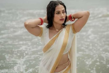 சேலையில் கடலில் நனைந்தபடி போஸ்!! அய்யனார் துணை ஹீரோயின் மதுமிதா கிளிக்ஸ்..