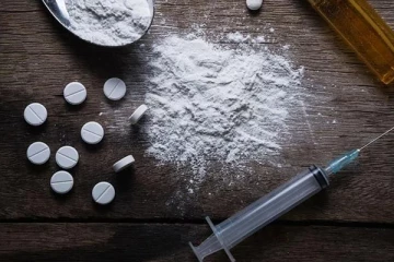 பாடசாலை மாணவர்களுக்கு போதை பொருள் விற்பனை செய்த ஆசிரியர்