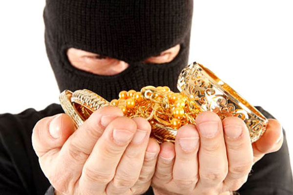 கொழும்பில் தொழிலதிபரின் வீட்டில் கொள்ளை! | Robbery At Colombo Businessmans House