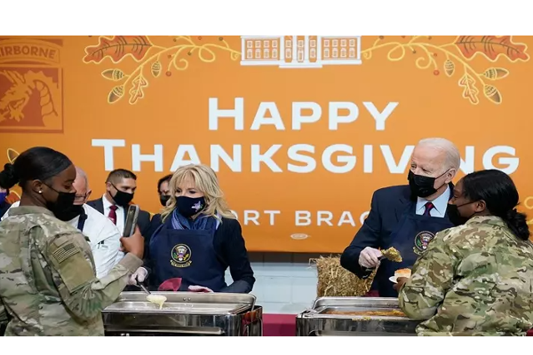 அமெரிக்காவில் நன்றி படையல் திருவிழா - ராணுவ வீரர்களுக்கு விருந்து கொடுத்த பைடன் | World