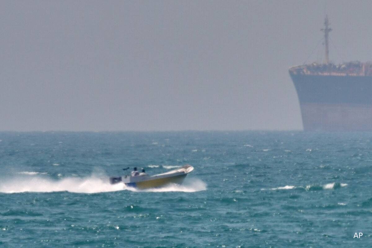 ஹார்முஸ் நீரிணையில்... அந்தப் படகுகளைக் கண்டதும் சுட உத்தரவிட்ட ட்ரம்ப் | Trump Orders Shoot And Kill