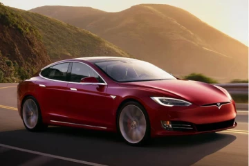 மரத்தில் மோதி வெடித்துச் சிதறிய டெஸ்லா கார்; 2 பேர் தீயில் கருகிய பரிதாபம்