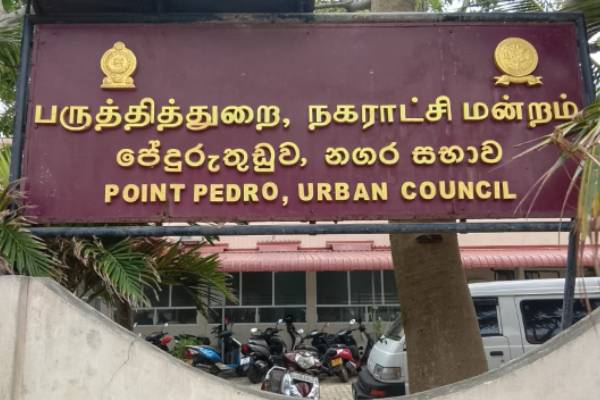 பருத்தித்துறை நகரசபை அதிரடி : சிறிலங்கா இராணுவத்தின் கடைக்கு பூட்டு..! | Point Pedro City Council Locks Down Army S Shop