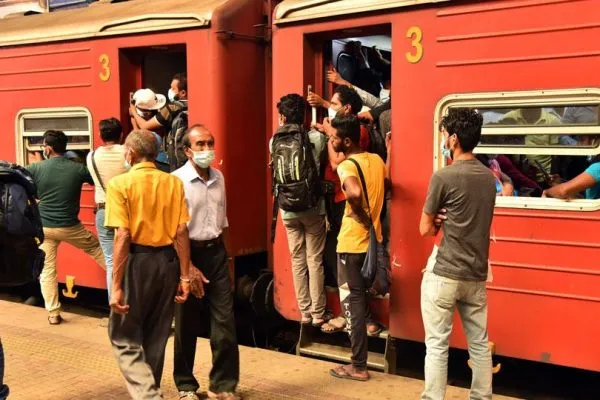 ரயில்களில் நிரம்பி வழியும் பயணிகள் | Trains Overflowing With Passengers