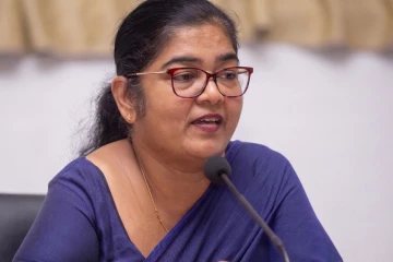 මම ඉන්නේ පොලිසිය හෝ හාමුදුරුවෝ පැත්තේ නෙවෙයි.. වින්දිත දැරිය වෙනුවෙන් සරෝජා