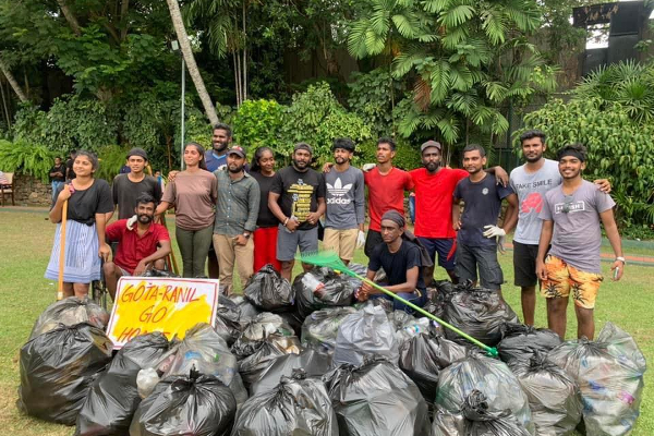 ஜனாதிபதி மாளிகையின் குப்பைகளை அகற்றும் இளைஞர்கள்! | Remove The Garbage Of The Presidential Palace
