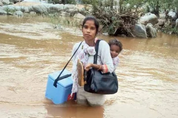 குழந்தையை சுமந்து கொண்டு 40 கிலோமீட்டர் காடு, ஆறுகளை கடக்கும் பெண் - எதற்கு தெரியுமா?