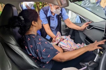 அதீத பிரசவ வலி.. காரிலேயே குழந்தை பெற்றெடுத்த பெண்! கண்ணீர் சிந்திய கணவன்